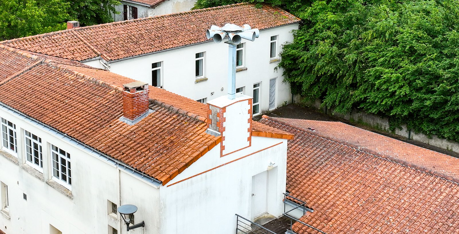 Le démoussage de toiture : un process de professionnel qu’il faut respecter